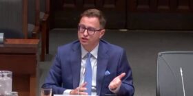 Eksperti i Ballkanit Jasmin Mujanoviç bën thirrje për presion më të madh ndaj mosnjohësve të Kosovës