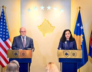Jeff Hovenier: Presidentja Osmani ka luajtur rol konstruktiv në raportet Kosovë-ShBA