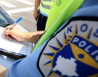 Qytetari refuzon ta ndalë veturën për kontroll, godet veturën e Policisë në Gjakovë