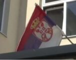 Largohet flamuri serb nga qendra e votimit në Gorazhdec të Pejës