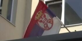 Largohet flamuri serb nga qendra e votimit në Gorazhdec të Pejës