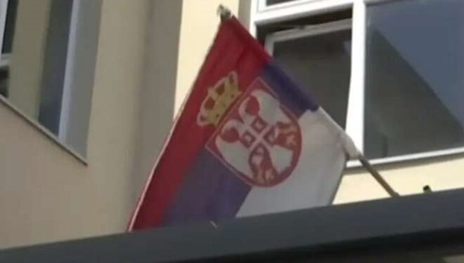 Largohet flamuri serb nga qendra e votimit në Gorazhdec të Pejës