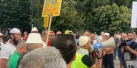 Dita e 31-të e tubimit në Tiranë, protestuesit marshojnë drejt Kryeministrisë pas përplasjeve në Kuvend