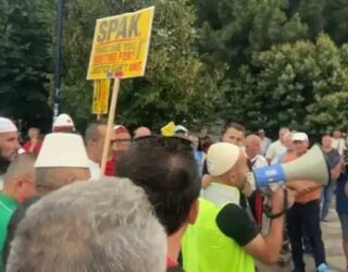 Dita e 31-të e tubimit në Tiranë, protestuesit marshojnë drejt Kryeministrisë pas përplasjeve në Kuvend