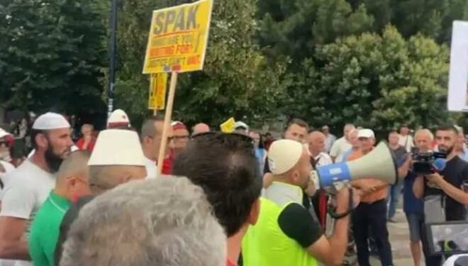 Dita e 31-të e tubimit në Tiranë, protestuesit marshojnë drejt Kryeministrisë pas përplasjeve në Kuvend