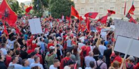 Veteranët e UÇK-së – protestuesve në Tiranë: Mos i keqpërdorni simbolet e UÇK-së për qëllime politike