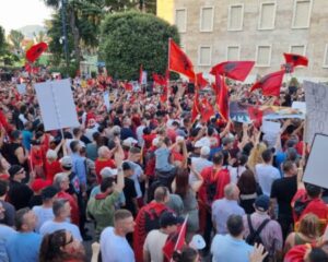 Veteranët e UÇK-së – protestuesve në Tiranë: Mos i keqpërdorni simbolet e UÇK-së për qëllime politike