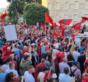 Veteranët e UÇK-së – protestuesve në Tiranë: Mos i keqpërdorni simbolet e UÇK-së për qëllime politike
