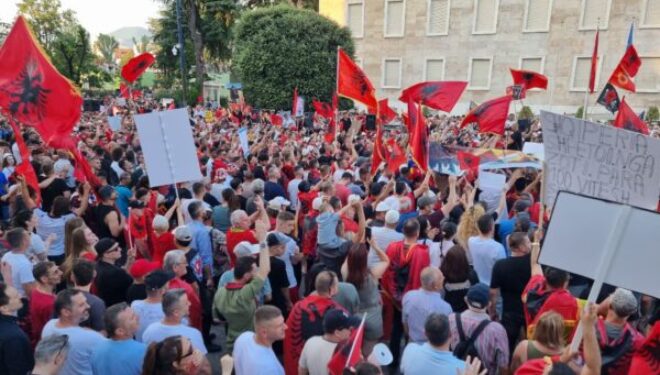 Veteranët e UÇK-së – protestuesve në Tiranë: Mos i keqpërdorni simbolet e UÇK-së për qëllime politike