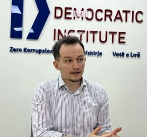 Cakolli: Më shumë se gjysma e fushatës zhvillohet në rrjete sociale, partitë e raportojnë vetëm një ‘porcion’ të shpenzimeve