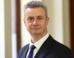Ambasadori britanik në Zubin Potok: Kosovës i duhen shpejt Kuvendi, Qeveria dhe Presidenti
