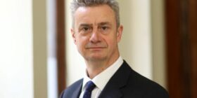 Ambasadori britanik në Zubin Potok: Kosovës i duhen shpejt Kuvendi, Qeveria dhe Presidenti