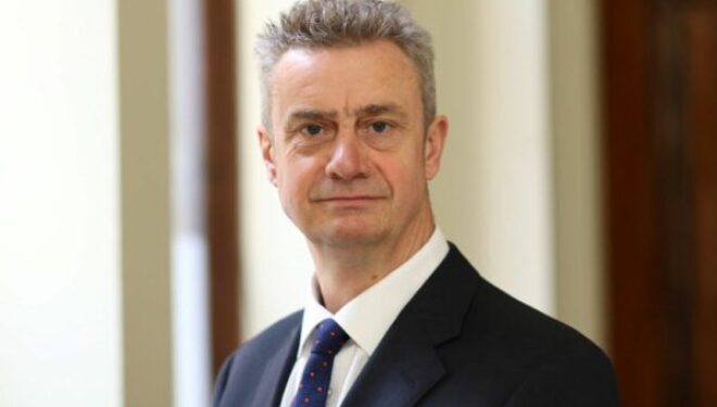 Ambasadori britanik në Zubin Potok: Kosovës i duhen shpejt Kuvendi, Qeveria dhe Presidenti