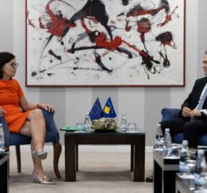 Zyrtarja e lartë e BE-së për Zgjerimin vizitë në Kosovë