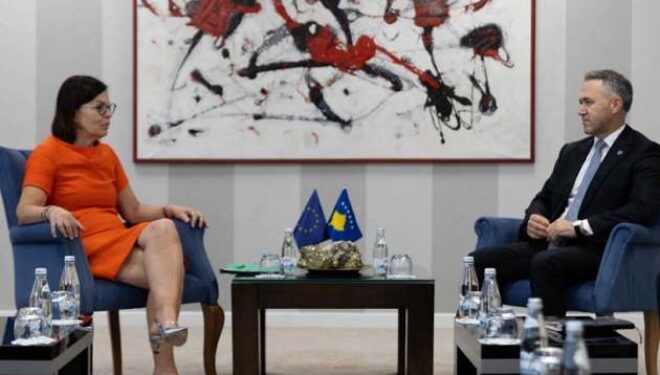 Zyrtarja e lartë e BE-së për Zgjerimin vizitë në Kosovë