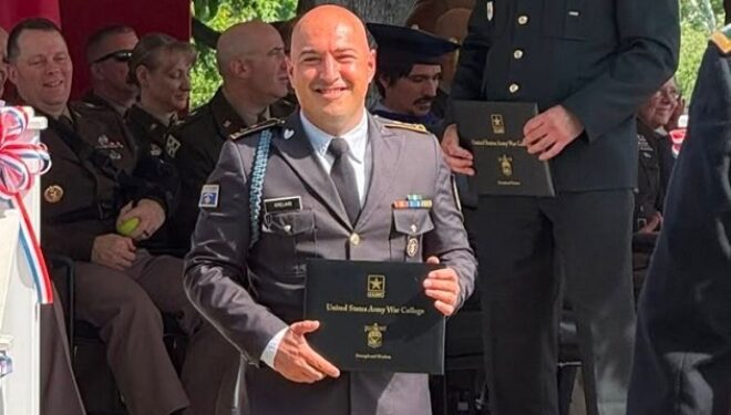 Nënkoloneli i FSK-së diplomon me sukses superior në Kolegjin e Luftës së Ushtrisë Amerikane