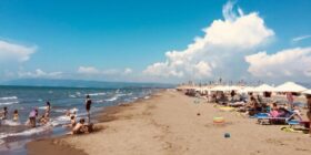 AKB: Kosovarët shpenzojnë rreth 195 milionë euro në turizmin e Shqipërisë vetëm gjatë fundjavave në sezonin maj–tetor