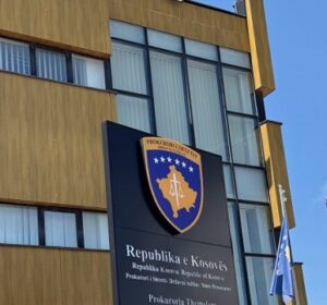 Prokuroria: E pandehura dyshohet se kreu vrasjen në Ferizaj, u ndalua edhe babai i saj