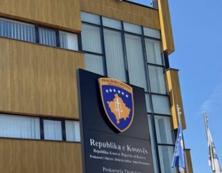 Prokuroria: E pandehura dyshohet se kreu vrasjen në Ferizaj, u ndalua edhe babai i saj