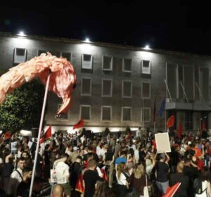 Qeveri teknike me mandat 12 mujor, ndryshim i Kushtetutës dhe Kodit Zgjedhor, protestuesit rendisin 5 kërkesa: Kryeministri jo më shumë se 2 mandate