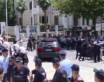 Përplasja me policinë jashtë ambienteve të Kuvendit, shoqërohen në komisariat disa persona, mes tyre Dritan Goxhaj