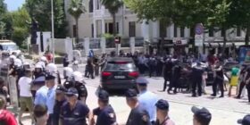 Përplasja me policinë jashtë ambienteve të Kuvendit, shoqërohen në komisariat disa persona, mes tyre Dritan Goxhaj