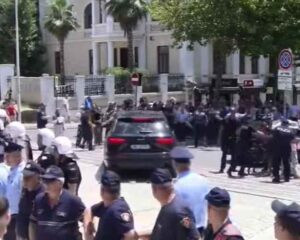 Përplasja me policinë jashtë ambienteve të Kuvendit, shoqërohen në komisariat disa persona, mes tyre Dritan Goxhaj