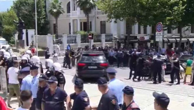 Përplasja me policinë jashtë ambienteve të Kuvendit, shoqërohen në komisariat disa persona, mes tyre Dritan Goxhaj