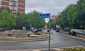 Hiqet tabela me emrin e Zoran Gjingjiqit, që u vendos dje në një rrugë në Mitrovicën e Veriut