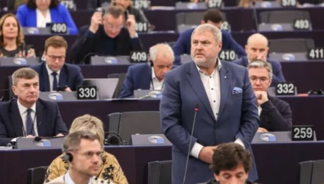 Kalon me shumicë votash raporti i Terras për Kosovën në Parlament Evropian