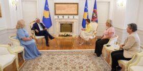 Haxhiu nderon Qemal dhe Kozeta Zylon për kontributin në arsimin shqip në diasporë