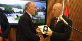 Haradinaj dekoron katër kontribuues nga Shqipëria për rolin e tyre në çlirimin e Kosovës