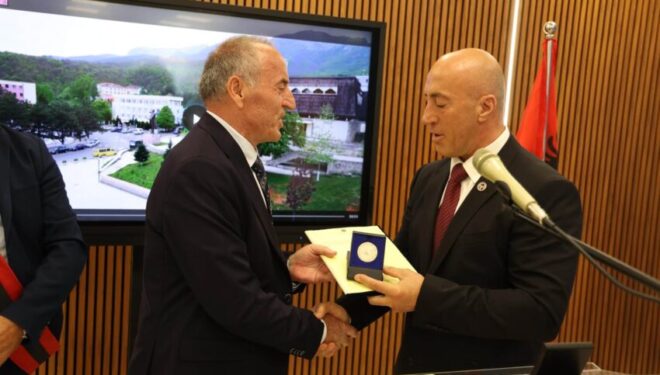 Haradinaj dekoron katër kontribuues nga Shqipëria për rolin e tyre në çlirimin e Kosovës