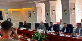 Haxhiu pret në takim përfaqësuesit e partive politike për seancën konstituive