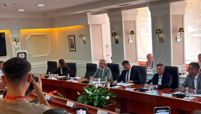 Haxhiu pret në takim përfaqësuesit e partive politike për seancën konstituive