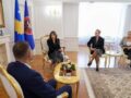 Haxhiu pret në takim përfaqësues të organizatës “Albanians for America”, diskutojnë për marrëdhëniet Kosovë-SHBA