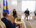 Haxhiu pret në takim përfaqësues të organizatës “Albanians for America”, diskutojnë për marrëdhëniet Kosovë-SHBA
