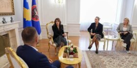 Haxhiu pret në takim përfaqësues të organizatës “Albanians for America”, diskutojnë për marrëdhëniet Kosovë-SHBA