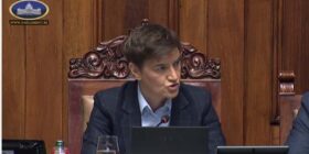 Deputeti i ri serb i referohet Kosovës në Kuvendin serb si “fqinjët tanë”, eskalon Brnabić: Kosova është pjesë e Serbisë
