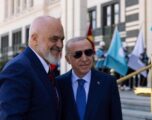 Rama ndan pamje nga Samiti i NATO-s, shfaqet krah Erdoganit
