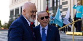 Rama ndan pamje nga Samiti i NATO-s, shfaqet krah Erdoganit