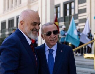 Rama ndan pamje nga Samiti i NATO-s, shfaqet krah Erdoganit