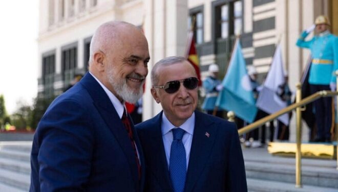 Rama ndan pamje nga Samiti i NATO-s, shfaqet krah Erdoganit