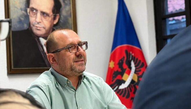 Dushi thotë se edhe nëse Abdixhiku mbetet në krye të partisë, LDK nuk do të përçahet