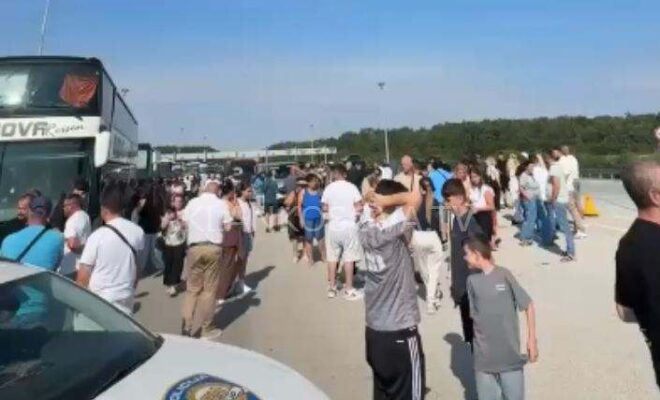 Bllokohen mërgimtarët në kufirin Kroaci-Serbi, nuk iu lejohet lëvizja, kërkojnë ndërhyrjen e shtetit