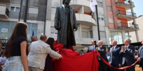 Përurohet shtatorja e ish-presidentit Rugova në Klinë, Haradinaj: Do t’i nderojmë përjetë brezat që u anagzhuan për liri dhe pavarësi