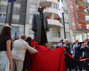 Përurohet shtatorja e ish-presidentit Rugova në Klinë, Haradinaj: Do t’i nderojmë përjetë brezat që u anagzhuan për liri dhe pavarësi