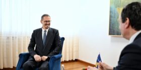 Konushevci i VV-së e poston një foto me Sveçlën nga Ujmani pasi u rrënuan 11 vikendica: Veprat flasin vetë