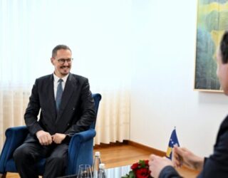 Konushevci i VV-së e poston një foto me Sveçlën nga Ujmani pasi u rrënuan 11 vikendica: Veprat flasin vetë