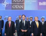 Erdogani u dhuroi liderëve të NATO-s pistoleta të personalizuara